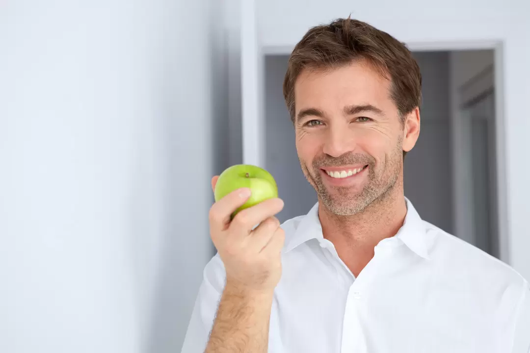 Men eat apples to increase their strength